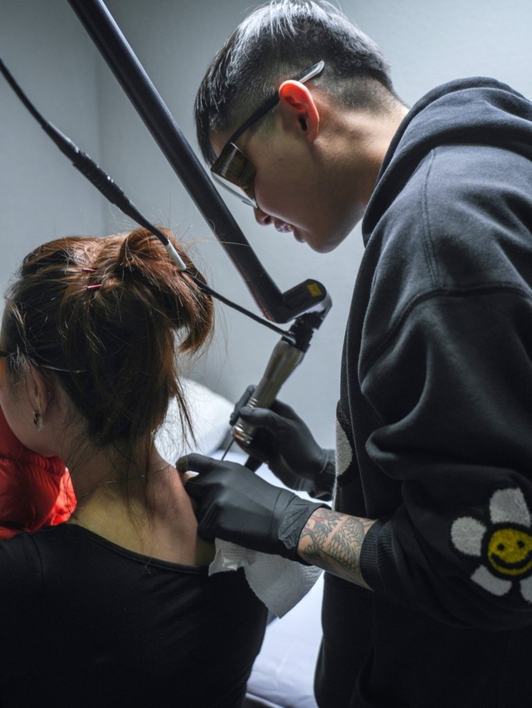 minh pham does removal tattoo for customer
